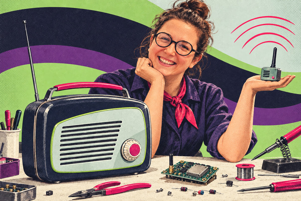 Rasmine med radio och elektronik vid arbetsbordet.