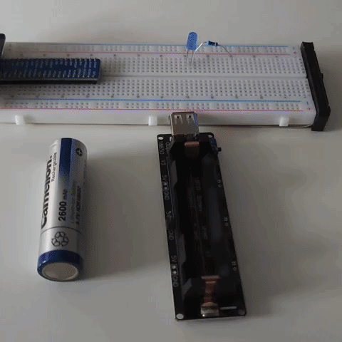 Eksempel med  18650 batteri holder med lader og step-up converter med led lys