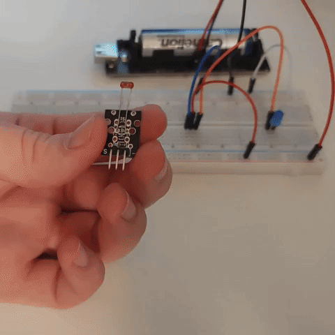 en eksempel af KY-018 Photo resistor modul med led lys
